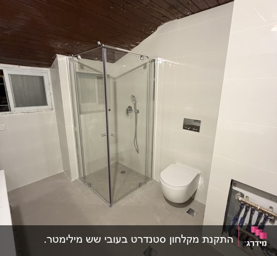 התקנת מקלחון פינתי מזכוכית שקופה בחדר רחצה